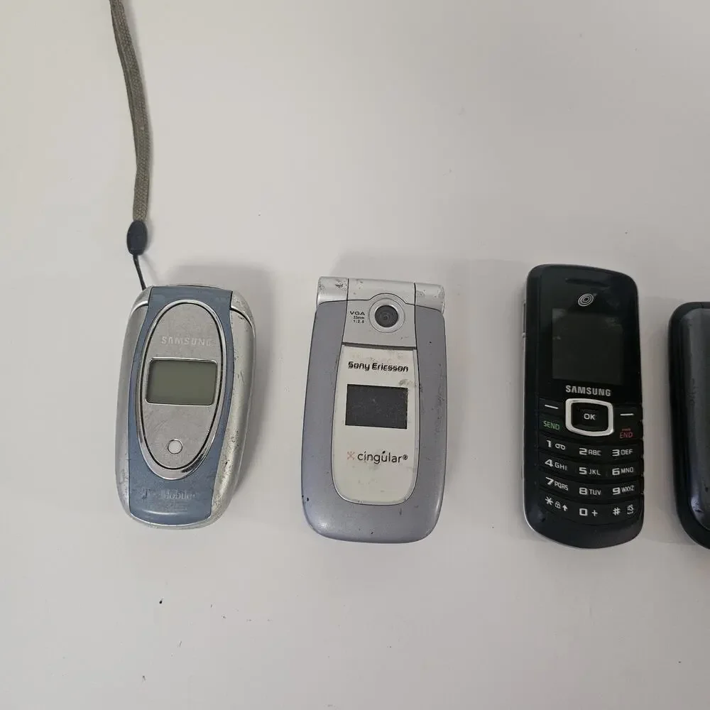 Lot 5 Vintage Cell Phones. Some Flip phones. Black Silver